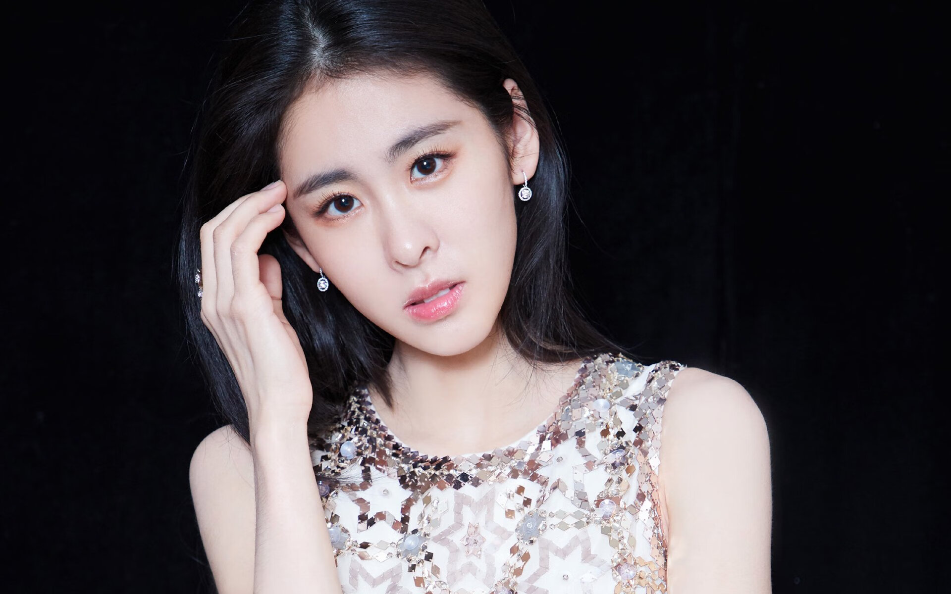 绿茵与硬木的共舞，当国家德比的硝烟遇见广厦的完胜风暴